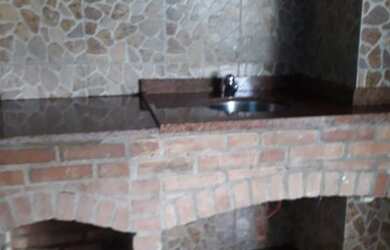 Imagem: A casa possui 3 Dormitórios, 2 Banheiros, 1 Vaga na garagem