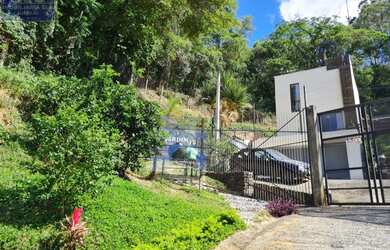 Imagem: A casa possui 3 Dormitórios, 2 Banheiros, 1 Vaga na garagem