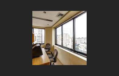 Imagem: O depósito possui 5 Vagas na garagem, 256m² de Área e está