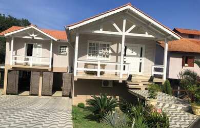 Imagem: A casa em condomínio possui 5 Dormitórios, 3 Banheiros, 5