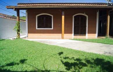 Imagem: A casa possui 2 Dormitórios, 2 Banheiros, 2 Vagas na garagem