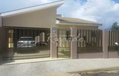 Imagem: A casa possui 3 Dormitórios, 2 Banheiros, 1 Vaga na garagem