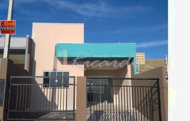 Imagem: A casa possui 3 Dormitórios, 2 Banheiros, 1 Vaga na garagem