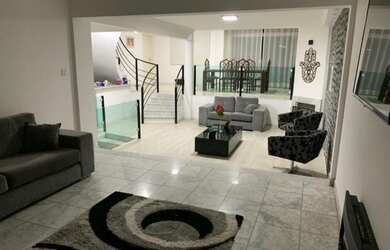 Imagem: A casa em condomínio possui 4 Dormitórios, 5 Banheiros, 4