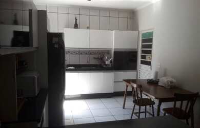 Imagem: A casa possui 3 Dormitórios, 1 Banheiro, 2 Vagas na garagem