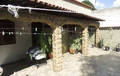 Imagem: A casa possui 2 Dormitórios, 2 Banheiros, 3 Vagas na garagem