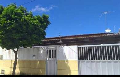 Imagem: A casa possui 3 Dormitórios, 2 Banheiros, 2 Vagas na garagem