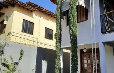 Imagem: A casa possui 4 Dormitórios, 4 Banheiros, 3 Vagas na garagem