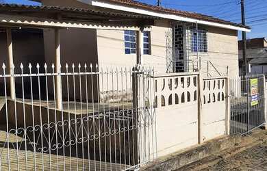 Imagem: A casa possui 1 Dormitório, 1 Banheiro, 1 Vaga na garagem