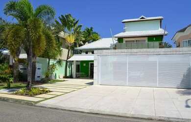 Imagem: A casa em condomínio possui 4 Dormitórios, 5 Banheiros, 4