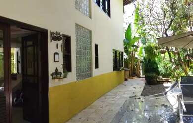 Imagem: A casa possui 3 Dormitórios, 5 Banheiros, 3 Vagas na garagem