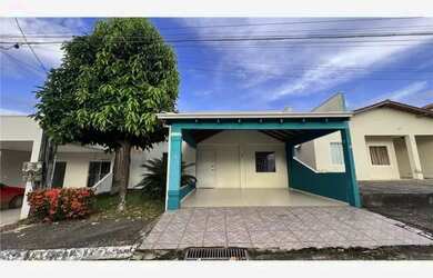 Imagem: A casa possui 3 Dormitórios, 2 Banheiros, 2 Vagas na garagem