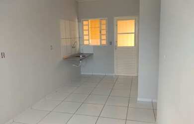 Imagem: A casa em condomínio possui 2 Dormitórios, 1 Banheiro, 2 Vagas