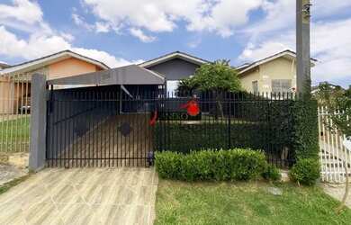 Imagem: A casa possui 3 Dormitórios, 2 Banheiros, 2 Vagas na garagem