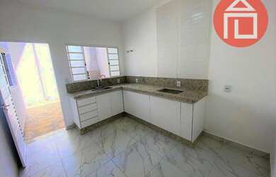 Imagem: A casa possui 3 Dormitórios, 1 Banheiro, 2 Vagas na garagem