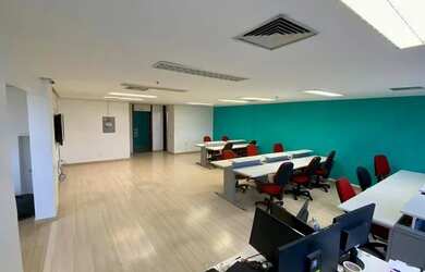 Imagem: O depósito possui 4 Vagas na garagem, 153m² de Área e está