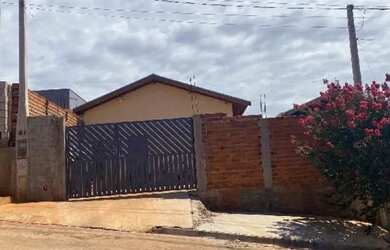 Imagem: A casa possui 1 Dormitório, 1 Banheiro, 2 Vagas na garagem