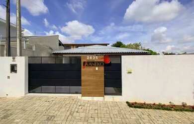 Imagem: A casa possui 3 Dormitórios, 2 Banheiros, 2 Vagas na garagem