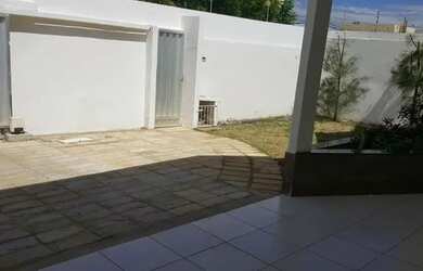 Imagem: A casa possui 3 Dormitórios, 3 Banheiros, 4 Vagas na garagem