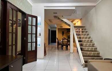 Imagem: A casa possui 3 Dormitórios, 1 Banheiro, 1 Vaga na garagem