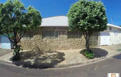 Imagem: A casa possui 2 Dormitórios, 1 Banheiro, 1 Vaga na garagem