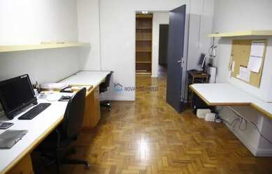 Imagem: O depósito possui 2 Vagas na garagem e 210m² de Área e está