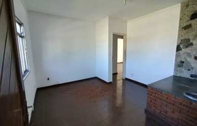 Imagem: A casa possui 4 Dormitórios, 1 Banheiro, 1 Vaga na garagem