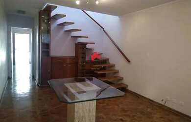 Imagem: A casa possui 3 Dormitórios, 3 Banheiros, 2 Vagas na garagem