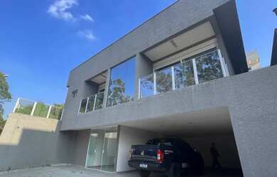 Imagem: A casa possui 3 Dormitórios, 5 Banheiros, 4 Vagas na garagem