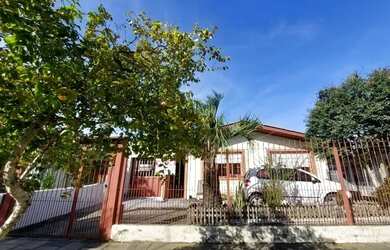 Imagem: A casa possui 5 Dormitórios, 3 Banheiros, 1 Vaga na garagem