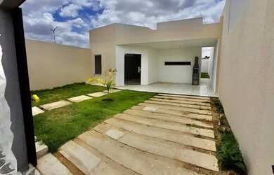 Imagem: A casa possui 3 Dormitórios, 3 Banheiros, 2 Vagas na garagem