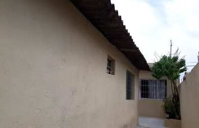 Imagem: A casa possui 2 Dormitórios, 1 Banheiro, 2 Vagas na garagem