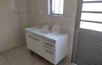 Imagem: A casa possui 2 Dormitórios, 1 Banheiro, 1 Vaga na garagem