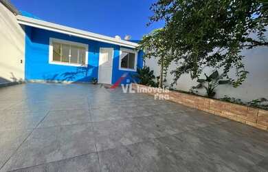 Imagem: A casa possui 2 Dormitórios, 2 Banheiros, 2 Vagas na garagem