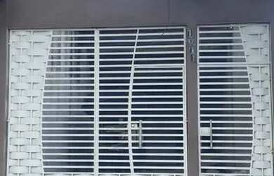 Imagem: A casa possui 3 Dormitórios, 2 Banheiros, 1 Vaga na garagem