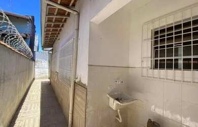 Imagem: A casa possui 2 Dormitórios, 2 Banheiros, 2 Vagas na garagem