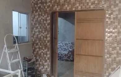 Imagem: A casa possui 4 Dormitórios, 2 Banheiros, 1 Vaga na garagem