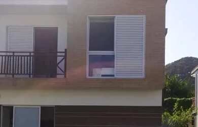 Imagem: A casa possui 4 Dormitórios, 5 Banheiros, 3 Vagas na garagem