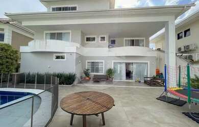 Imagem: A casa em condomínio possui 4 Dormitórios, 4 Banheiros, 3