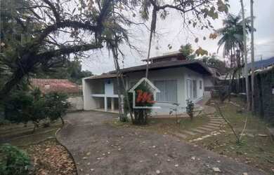 Imagem: A casa possui 3 Dormitórios, 2 Banheiros, 5 Vagas na garagem