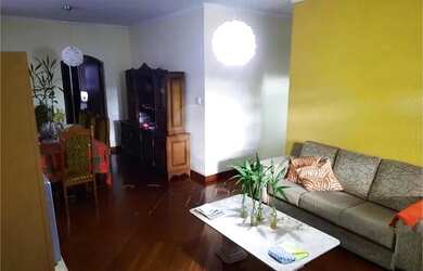 Imagem: A casa possui 4 Dormitórios, 4 Banheiros, 5 Vagas na garagem