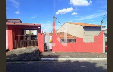 Imagem: A casa possui 3 Dormitórios, 1 Banheiro, 1 Vaga na garagem