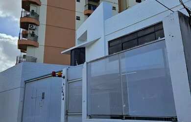 Imagem: A casa possui 4 Dormitórios, 3 Banheiros, 579m² de Área e