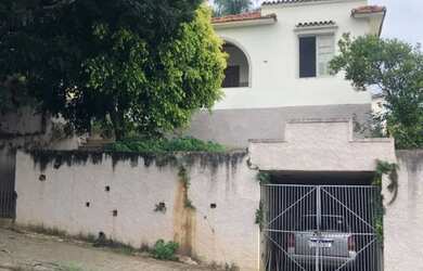 Imagem: A casa possui 4 Dormitórios e 2 Banheiros e está localizado