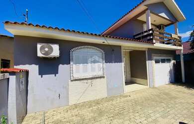 Imagem: A casa possui 4 Dormitórios, 3 Banheiros, 1 Vaga na garagem