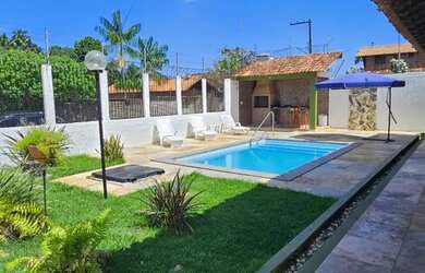 Imagem: A casa possui 2 Dormitórios, Acomodam 10 pessoas, 3 Vagas na