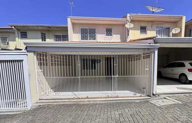 Imagem: A casa possui 3 Dormitórios, 2 Banheiros, 2 Vagas na garagem