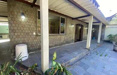 Imagem: A casa possui 2 Dormitórios, 2 Banheiros, 2 Vagas na garagem