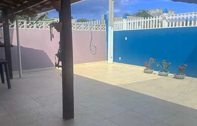 Imagem: A casa possui 3 Dormitórios, 3 Banheiros, 4 Vagas na garagem