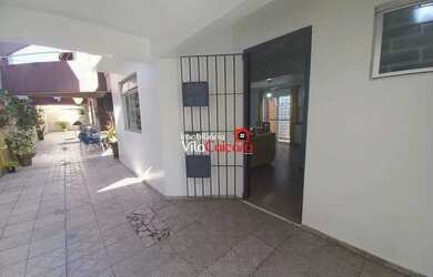 Imagem: A casa possui 3 Dormitórios, 2 Banheiros, 1 Vaga na garagem